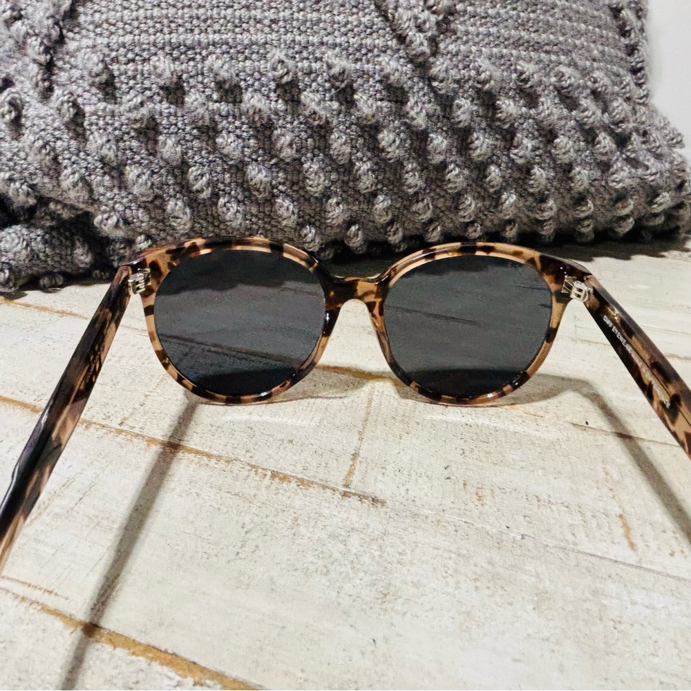 ❤️Make A Difference Cosmo Sunglasses w/ Case - Picture 3 of 9